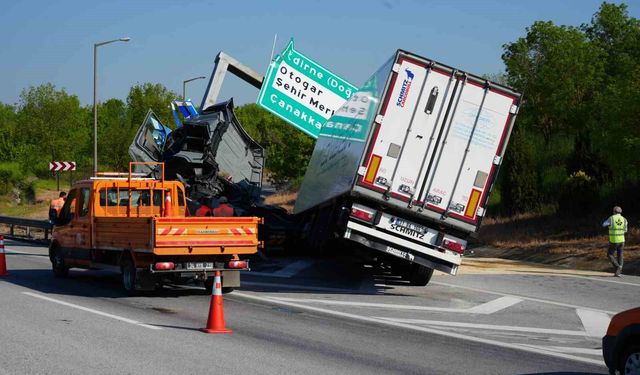 Edirne'de tır yön tabelasına çarptı: Sürücü hastaneye kaldırıldı