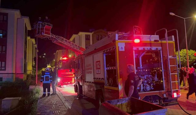 Elazığ'da apartmanda çıkan yangın: 1'i hamile 4 kişi hastaneye kaldırıldı