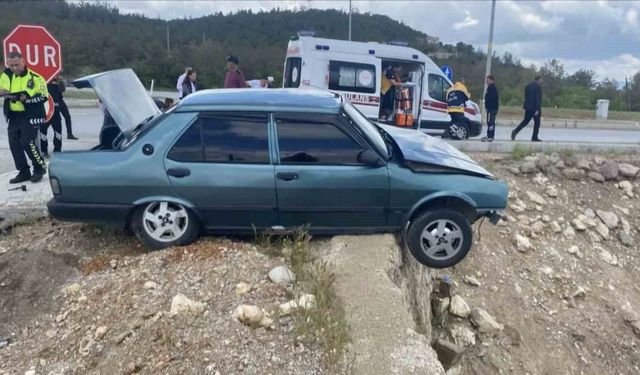 Emet'te kavşakta iki otomobil çarpıştı: 3 yaralı