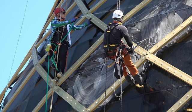 Endüstriyel dağcılar dev çay bardağını temizledi