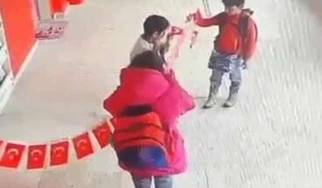 Erzurum'da miniklerden örnek duyarlılık: Bayrak için seferber oldular
