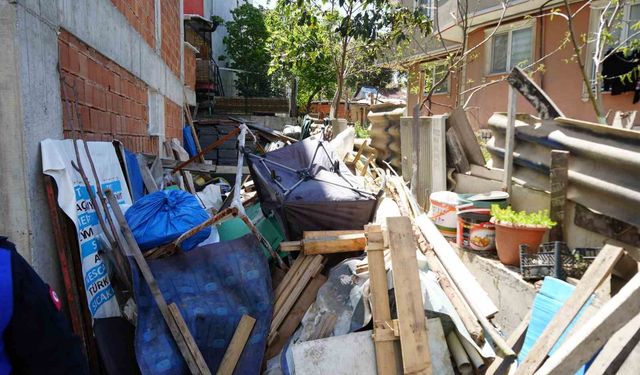 Evinde oluşan çevre kirliliği için 12 kamyon atık toplandı