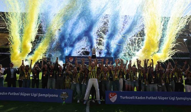 Fenerbahçe Kadın Futbol Takımı, tarihi şampiyonluk kupasını kaldırdı