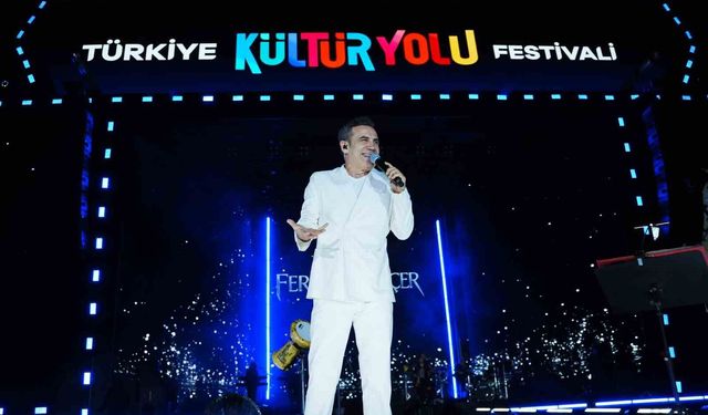 Ferhat Göçer Manisa'da unutulmaz bir konser verdi