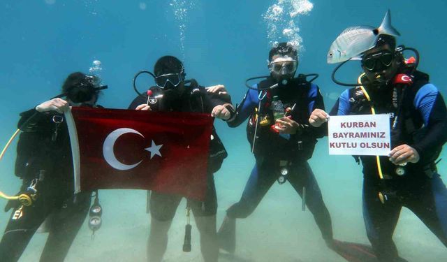 Fethiye'de dalgıçlardan su altı bayram festivali
