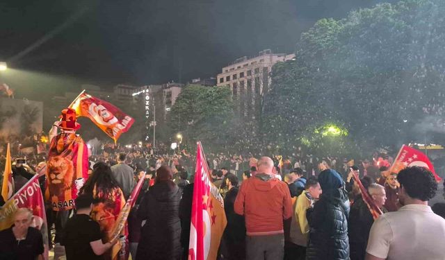 Galatasaray taraftarları şampiyonluk sevincini kutladı