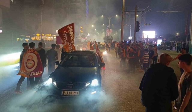 Galatasaraylılar Şanlıurfa'da Fenerbahçe'nin maket tabutuyla kutlama yaptı