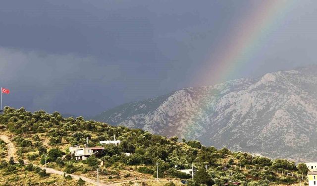 Gökkuşağı ve Türk bayrağı bir arada görüntülendi
