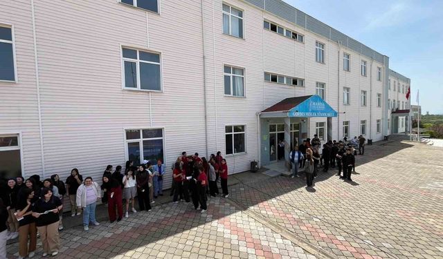 Gördes'te öğrenciler deprem deneyimi yaşadı