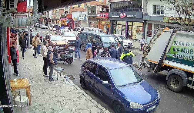 Hafif ticari araç çöp kamyonuna çarptı: Temizlik işçisi yaralandı