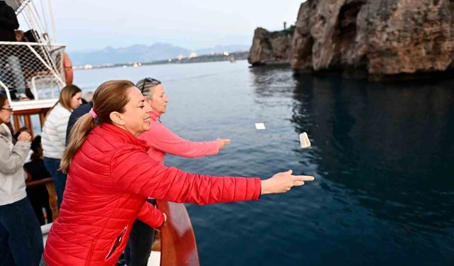 Hıdırellez'de dilekler Akdeniz'in serin sularına bırakıldı