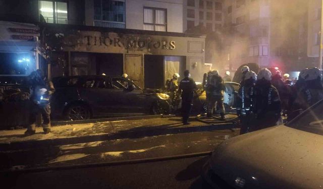 Kadıköy'de galerinin önünde park halindeki araçlar alev aldı