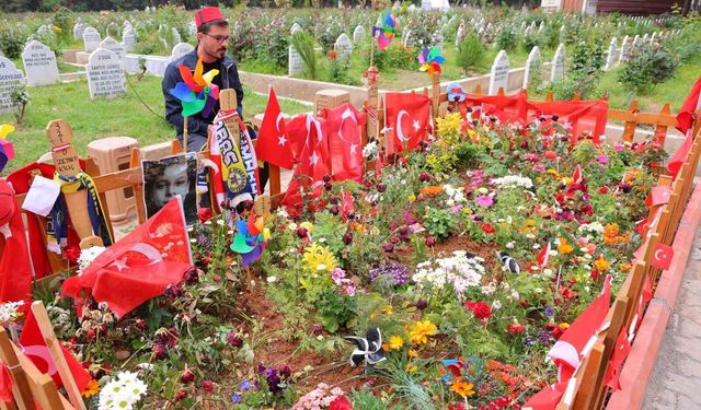 Kahramanmaraş'taki okul saldırısında hayatını kaybeden çocukların mezarları ziyaret ediliyor