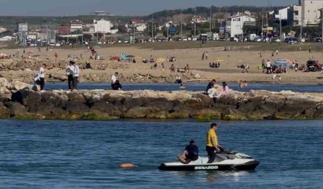 Karaburun Sahili'nde boğulma tehlikesi yaşayan kişi kurtarıldı