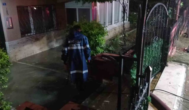Karamürsel'de sağanak yağış: evler ve iş yerleri su altında kaldı