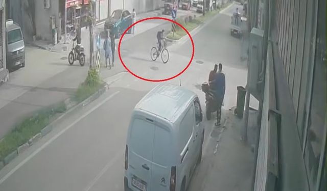 Kararsız bisikletli kaza yaptı:Motosikletliyle çarpışma anı kamerada