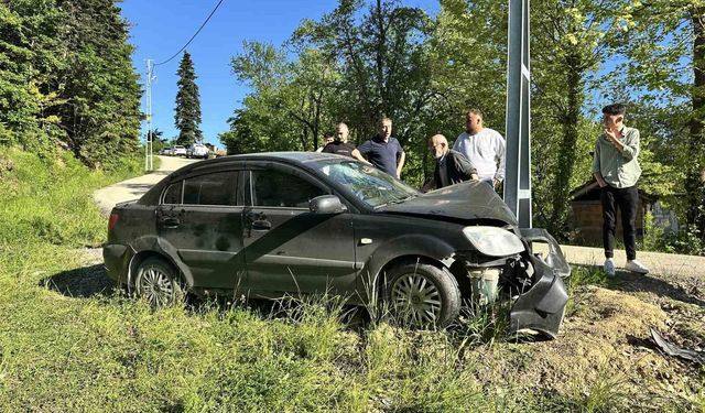 Kastamonu'da otomobil elektrik direğine çarptı: 3 yaralı