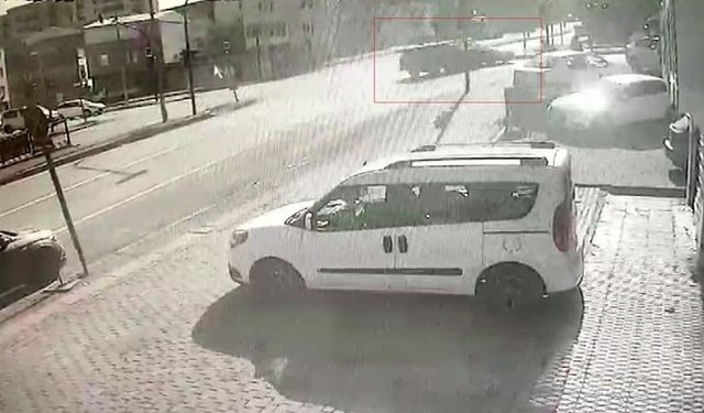 Kavşakta kırmızı ışık ihlali kazası görüntülendi