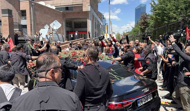 Kılıçdaroğlu, CHP Genel Merkezi'nde çiçeklerle karşılandı