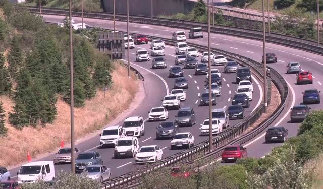 Kocaeli TEM Otoyolu'nda yoğun araç trafiği yaşanıyor