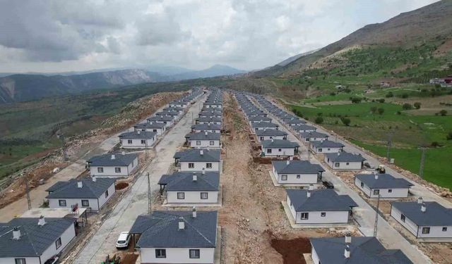 Köy evleri, depremzedelere sarp kayalıklar arasında yaşam sundu