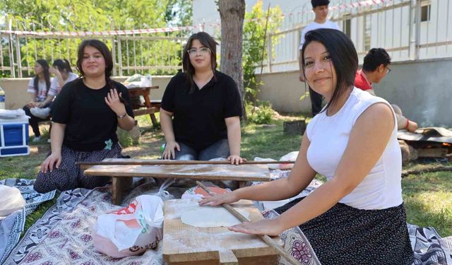 Kozan'da Öğrenciler Bahar Şenliğinde Şalvar Giyerek Sıkma Pişirdi