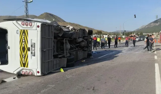 Mersin’de Rus Öğrencileri Taşıyan Servis Devrildi: 17 Yaralı
