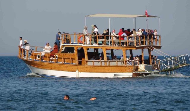 Mersin'de plajlar doldu taştı: Yaz sezonu Kızkalesi'nde açıldı