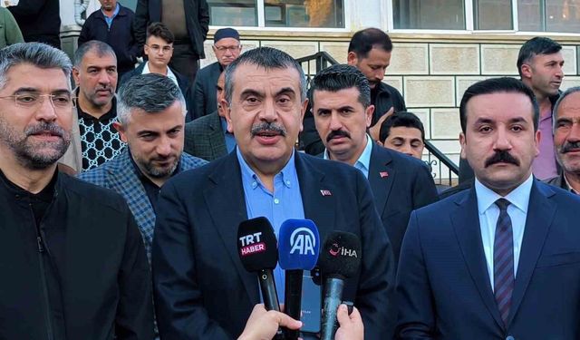 Milli Eğitim Bakanı Yusuf Tekin bayram namazını baba ocağı Uzundere'de kıldı