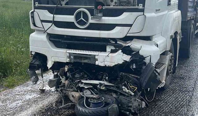 Motosiklet kazasında sürücü tırın altında kalarak yaşamını yitirdi