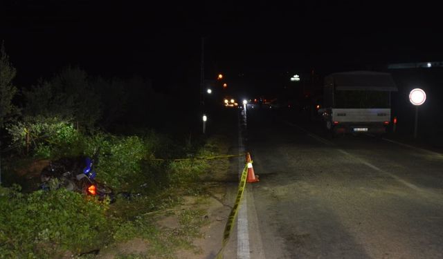 Motosiklet sürücüsü kamyonete çarparak yaşamını yitirdi