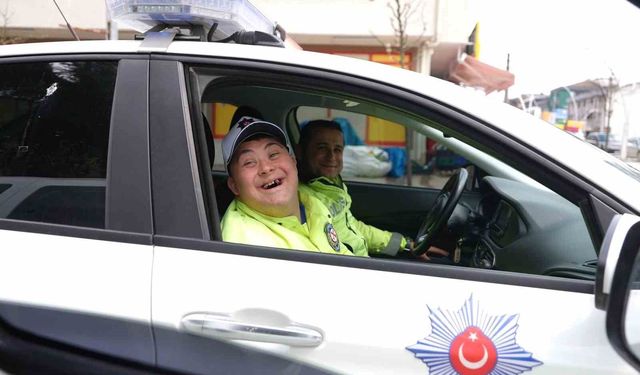 Oğuz Kaan'ın polis üniformasıyla denetim gününde mutluluğu