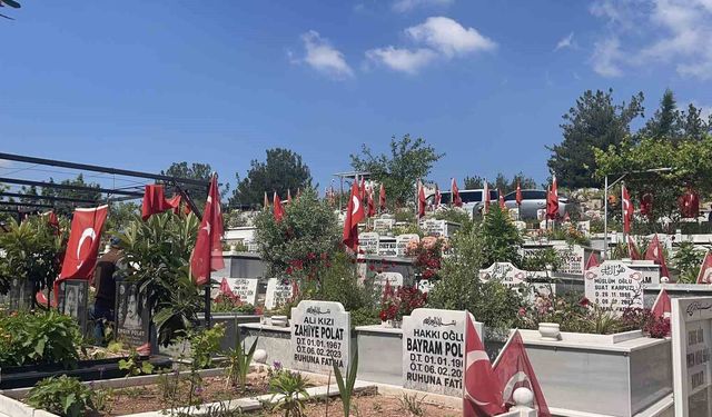 Osmaniye deprem şehitliğinde bayram hüzünle karşılandı