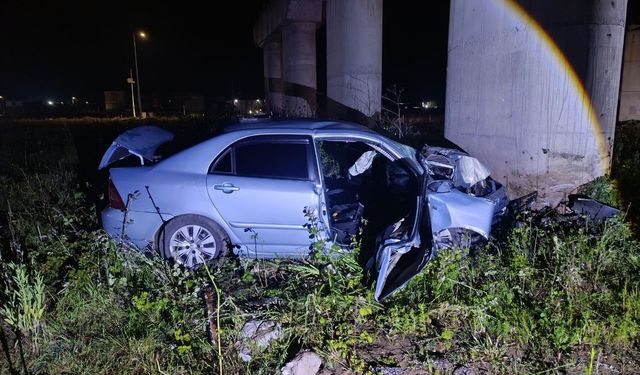 Otomobil köprü ayağına çarparak durdu: 2 yaralı