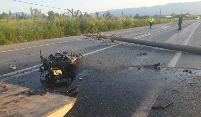 Otomobilin çarptığı elektrik direğine motosiklet çarptı: 4 yaralı