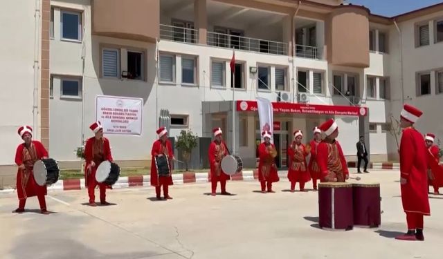Özel bireylerden oluşan mehteran takımının etkileyici gösterisi