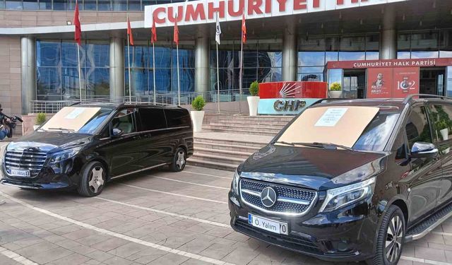 Özgür Özel döneminde CHP'ye tahsis edildiği iddia edilen iki araç 'Haram parayla alınmıştır' yazısıyla sergilendi