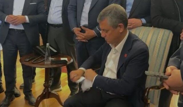 Özgür Özel, mutlak butlan tebligatını yırttı