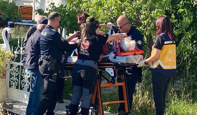 Perde asarken dengesini kaybedip düşen yaşlı kadın hastaneye kaldırıldı
