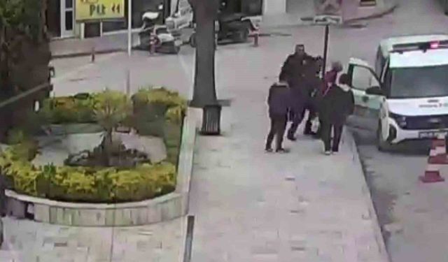 Polis otosunun önünde fenalaşan sürücüyü Heimlich manevrasıyla kurtardılar
