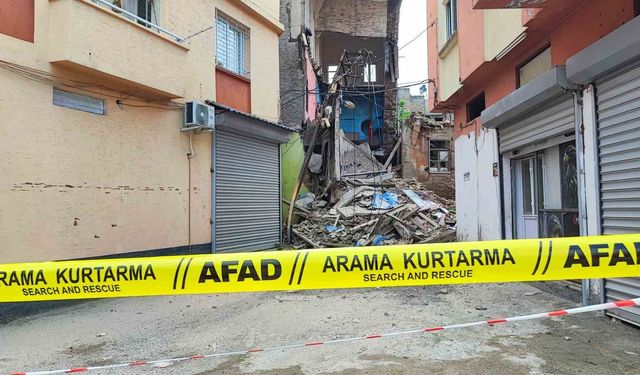 Sağanak yağış ve deprem metruk binayı yıktı
