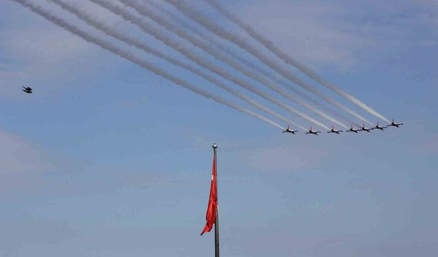 Samsun semalarında Türk Yıldızları ve SOLOTÜRK'ten muhteşem hava gösterisi