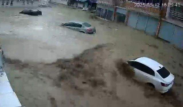 Samsun'da sel felaketi: Araçlar sürüklendi, hayat kurtarma anları kaydedildi