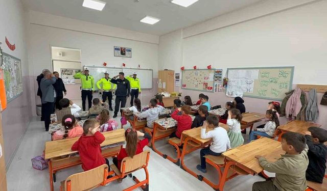 Sarıkaya'da miniklerin polis selamı duyguları kabarttı