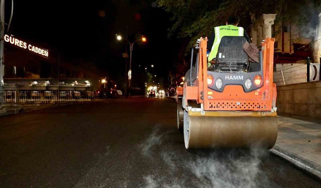 Siirt'te asfalt çalışmaları gece boyunca devam ediyor