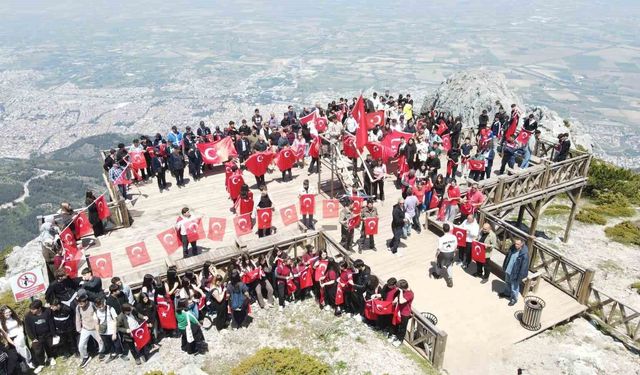 Spil Dağı'nda gençler bayrakla buluştu
