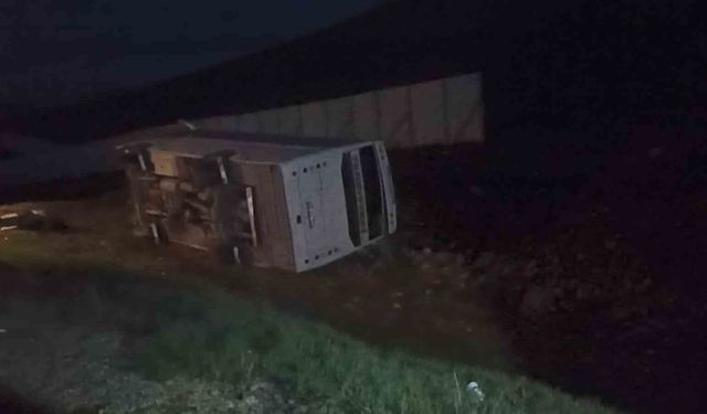 Taraftarları taşıyan midibüs yoldan çıktı, 27 kişi yaralandı