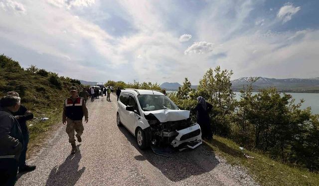 Tatvan'da otomobil ve kamyonet çarpıştı: 6 yaralı