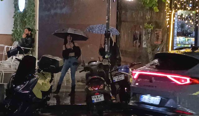 Tekirdağ'da gece ansızın sağanak yağış etkili oldu