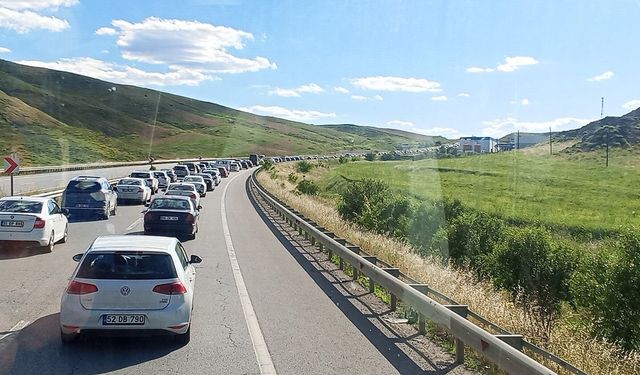 Trabzon dönüş yolculukları hayal oldu: Ankara ve İzmir yolları tıkanmış durumda